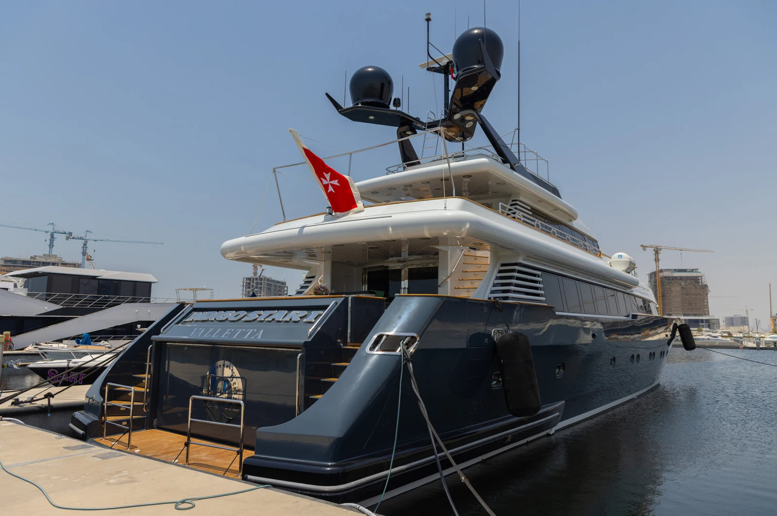 Die markante Silhouette der INDIGO STAR I in Dubai